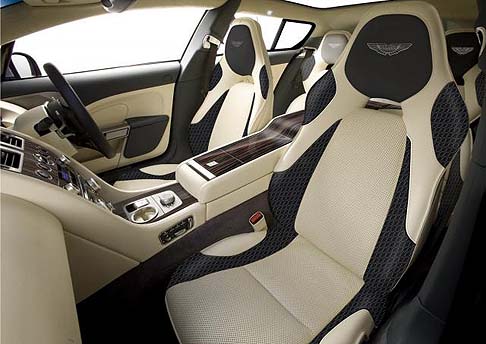 Aston Martin - A bordo la configurazione  2+2, con quattro poltrone singole. I due sedili posteriori sono ripiegabili e nascosti dal doppio fondo scorrevole a comando elettrico.