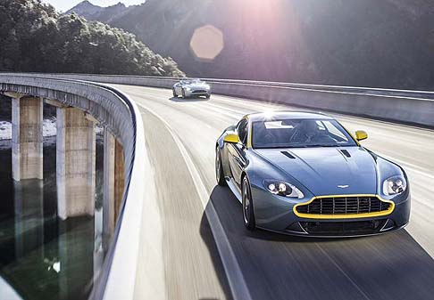 Aston Martin - Disponibile nelle configurazioni Coup e Roadster, la N430 vanta un aumento della potenza fino a 436 CV a 7300 giri/min.