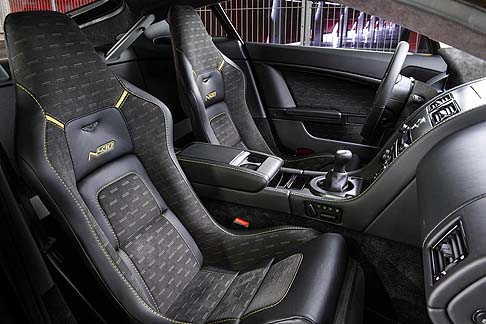 Aston Martin - Il motore V8 da 4,7 litri della N430, completamente in lega, con quattro alberi a camme in testa e lubrificazione a carter secco, montato in posizione centrale-anteriore,  abbinato ad uno scarico sportivo.