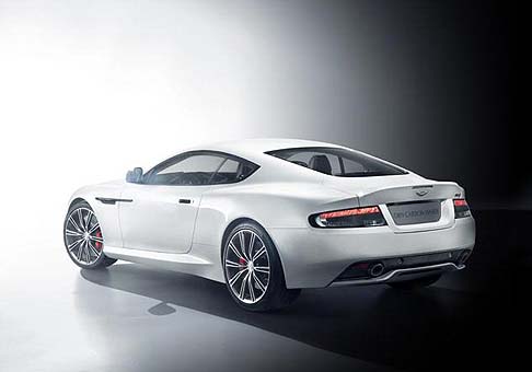 Aston Martin - La Carbon White crea un dinamico effetto visivo attraverso il contrasto tra elementi di colore scuro che spiccano sulla livrea Stratus White.