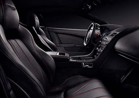 Aston Martin - A bordo, un tema in nero con accenti di colore accordato con la tinta delle pinze freno sottolineano i dettagli in fibra di carbonio e il nuovo equipaggiamento in nero. 