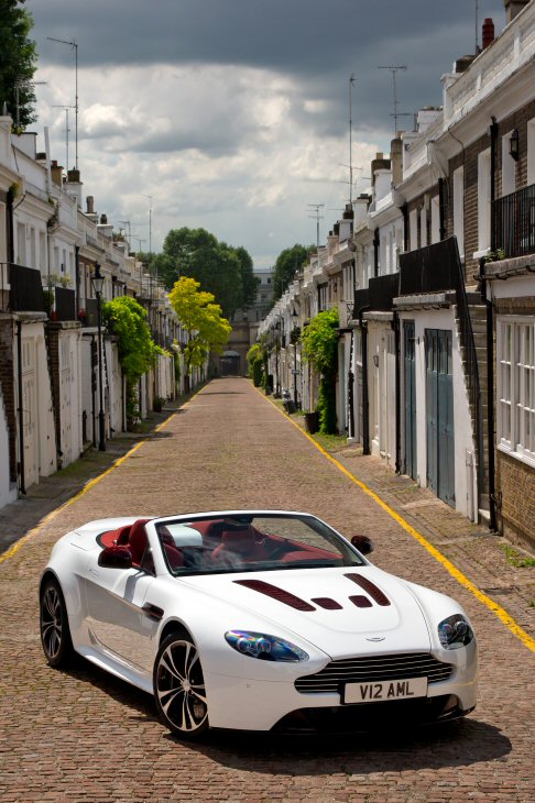 Aston Martin - La vettura a cielo aperto si prepara a conquistare il mercato delle cabrio con soluzioni stilistiche da prima della classe. 
