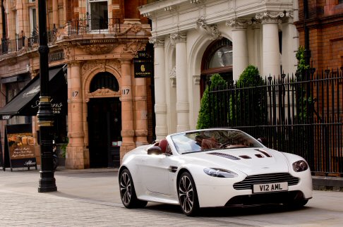 Aston Martin - Il listino parte da 150 mila sterline, pari a circa 190.000 euro. 