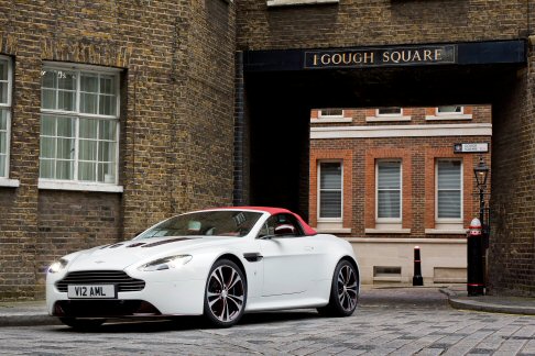 Aston Martin - Le prestazioni risultano elevate, come dimostrano i dati dichiarati, che indicano uno scatto 0-100 km/h coperto in 4,5 secondi per una velocit massima pari a 305 km/h. 