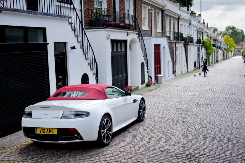 Aston Martin -  possibile selezionare due modalit di funzionamento del motore: Normal, per la guida pi rilassata, e Sport, per chi  alla ricerca di emozioni.