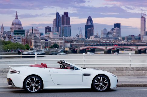 Aston Martin - Il profilo estetico dellAston Martin V12 Vantage Roadster mostra appendici aerodinamiche in fibra di carbonio come le prese d'aria laterali, lo splitter frontale e gli specchietti retrovisori.