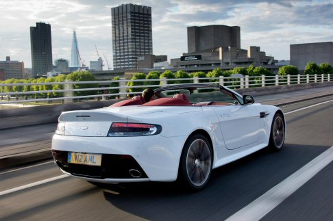 Aston Martin - Il catalogo prevede varie possibilit di personalizzazione, con un pacchetto interno che prevede la presenza di finiture e leva del cambio in carbonio, sedili sportivi regolabili, sensori di parcheggio e sistema audio Bang & Olufsen BeoSound 1000W.