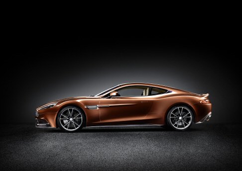 Aston Martin  - Esteticamente spiccano appendici in carbonio, lelegante spoiler integrato nel cofano posteriore e cerchi in lega da 20 pollici con pneumatici Pirelli. 