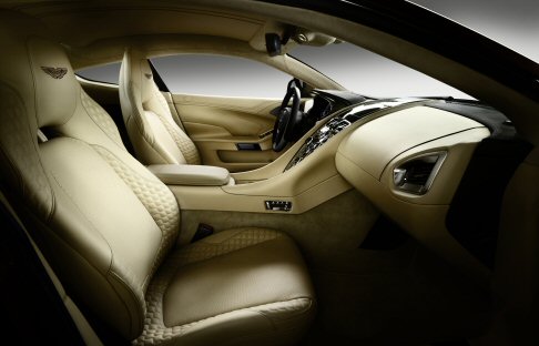 Aston Martin  - Il propulsore anteriore-centrale  rappresentato dallunit V12 5.925, che adotta la nuova tecnologia con albero motore con alzata variabile. Il motore  in grado di erogare una potenza massima pari a 573 CV a 6750 giri/minuto e 620 Nm di coppia massima.