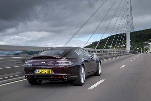 Aston Martin - Per entrambe le vetture scendono i tempi di accelerazione. La Vanquish passa a 3,8 secondi nel passaggio da fermo a 100 km / h, mentre la Rapide S scatta da 0 a 100 km/h in 4,4 secondi.