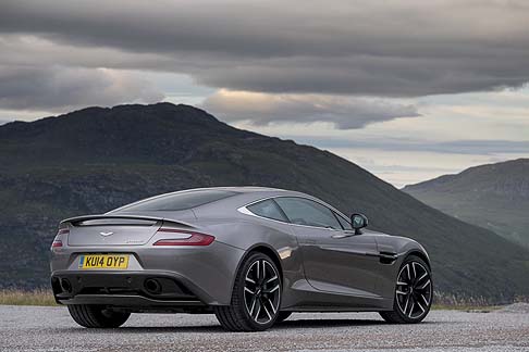 Aston Martin - Le novit non coinvolgono solo laspetto tecnico, ma entrambe le vetture presentano nuove e lievi rivisitazioni stilistiche. Tra queste si fanno notare il nuovo design dei cerchi forgiati in lega a dieci razze.
