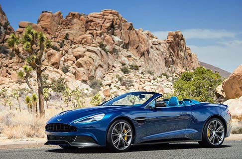 Aston Martin - Il design di Vanquish Volante rappresenta l'ultima evoluzione del linguaggio visivo di Aston Martin. Spunti stilistici come le linee fluide e le luci posteriori a LED sono derivati dalla One-77. 