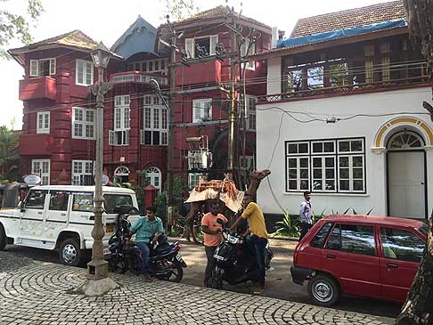 Traffico e atmosfere indiane - Atmosfera auto, moto e cammello a Cochin in India