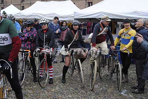 La Furiosa - Atmosfere prima della partenza, i concorrenti indossano abbigliamento consono e coerente alla bicicletta storica La Furiosa a Ferrara