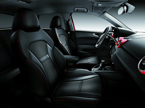 Audi - La versione intermedia Audi A1 Amplified Plus offre un kit aerodinamico esterno, che comprende luci posteriori a LED e diffusore di coda in nero lucido con doppio scarico nero opaco.