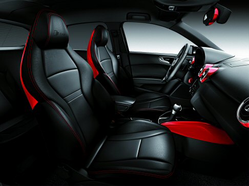 Audi - Il top della gamma Audi A1 amplified advanced  riservato alle motorizzazioni pi performanti ed aggiunge al pack di dotazioni elementi S line sport, riconoscibili nei sedili in pelle Nappa con cuciture Parade Red o Dark Silver. 