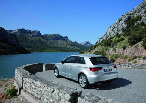 Audi - Tra le caratterizzazioni estetiche si nota nel frontale la calandra grande single-frame esagonale e i fari xeno plus, cui sono abbinati le luci diurne in tecnologia LED. 