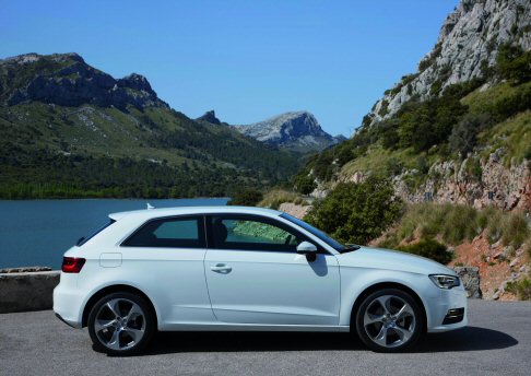 Audi - Lequipaggiamento di serie offre anche i dispositivi di assistenza ripresi dalle vetture della classe superiore, con un comfort di guida eccellente.