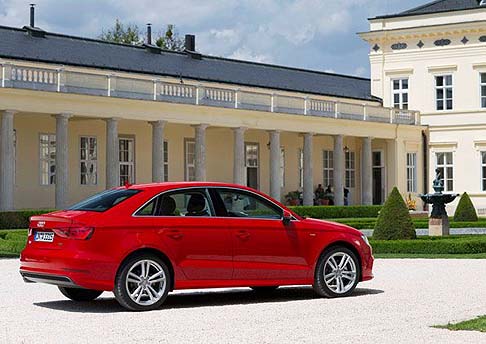 Audi - La sportiva Ambition aggiunge assetto pi rigido e ribassato di 1,5 cm, cerchi in lega da 18 pollici, sedili anteriori contenitivi, terminali di scarico cromati, radio MMI e sistema di informazioni con display a colori.