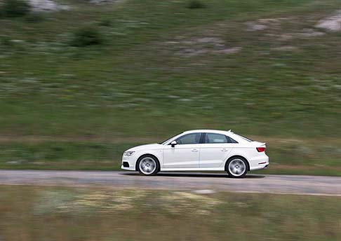 Audi - Un importante punto di forza della A3 Sedan  la ricca offerta di sistemi dassistenza che vanno dalladaptive cruise control allAudi side assist, fino allAudi active lane assist.