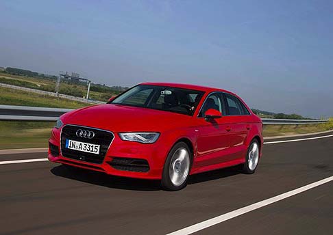 Audi - Come in ogni vettura del brand, elemento distintivo del frontale  la griglia single-frame.