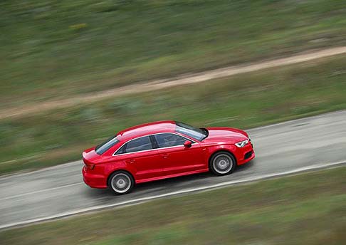 Audi - Il catalogo vede lofferta di tre allestimenti Attraction, Ambition e Ambiente. La dotazione di serie include climatizzatore manuale, poggiabraccia centrale anteriore, assetto dinamico, cerchi in lega di alluminio a 5 razze da 17 pollici.