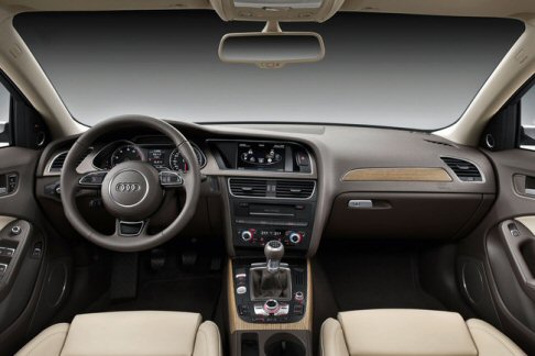 Audi - Le versioni a trazione anteriore sono abbinate al cambio manuale a 6 marce o sequenziale multitronic, mentre le versioni a trazione integrale sono disponibili sia col cambio meccanico che a doppia frizione S tronic a 7 rapporti.
