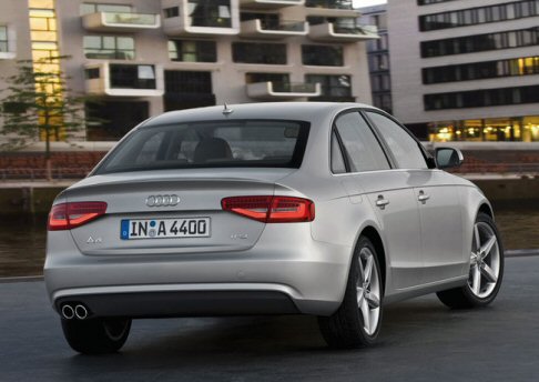 Audi - Audi A4 promette dimensioni maggiorate: berlina e Avant ora misurano 4,7 metri di lunghezza, mentre le A4 allroad e S4 sono lunghe 4,72 metri.