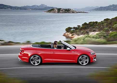Audi - Con i suoi 4.673 mm di lunghezza, la nuova A5 Cabriolet è 47 mm più lunga del modello precedente. 