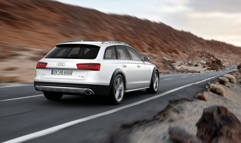 Audi - Per quanto riguarda lunit a benzina, il motore disponibile  un 3.0 TFSI abbinato ad un compressore meccanico, che eroga 310 CV e 440 Nm di coppia. 