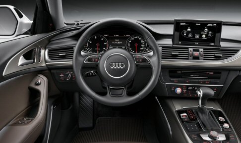 Audi - Il cambio in dotazione per le unit a benzina  s-tronic a doppia frizione e a 7 rapporti, mentre per il motore a benzina  previsto un cambio automatico a 8 rapporti.