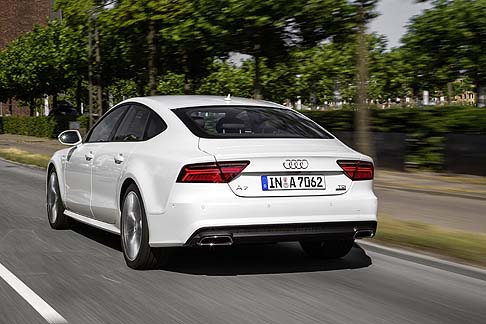 Audi - Lunga 4,974 metri, larga 1,911 m, alta 1,420 m, la nuova Audi A7 Sportback offre un ricco corredo di serie, che include dotazioni esterne come i cerchi in lega a 7 razze con design dinamico. 