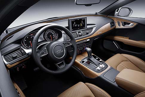 Audi - Al lancio saranno disponibili cinque differenti motorizzazioni. I prezzi sono compresi tra i 60.918 euro della versione A7 Sportback 3.0 TDI 218 CV ultra S tronic e i 70.610 euro del top di gamma A7 Sportback 3.0 TDI 320 CV quattro tiptronic. 