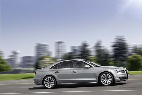 Audi - Sul mercato tedesco Audi propone la nuova A8 con due motori benzina e due motori Diesel.