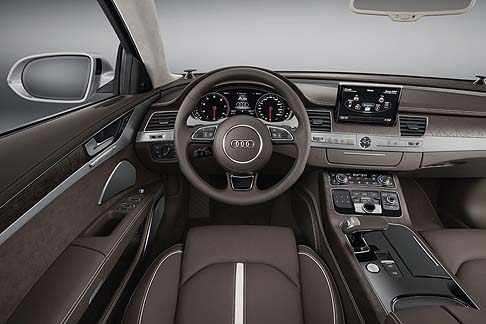 Audi - Di serie, la nuova A8  dotata di un veloce e morbido cambio tiptronic a otto rapporti.
