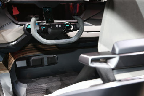 Audi - Pur essendo pensata per risultare completamente autonoma, la vettura è dotata dei tradizionali elementi di guida: volante e pedaliera