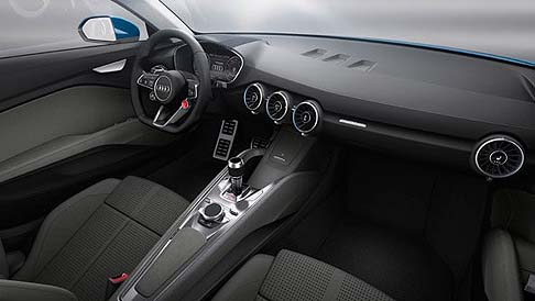 Audi - Tre sono le modalit di guida: EV,Hybrid e Sport. Con la prima si d priorit alla trazione esclusivamente elettrica, attivata attraverso un pulsante presente sul volante multifunzione