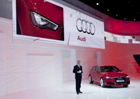 Audi - Sul frontale risalta la calandra single-frame tipica dei modelli Audi. A richiesta Audi fornisce i fari xeno plus, cui sono abbinate le luci diurne in tecnologia LED.