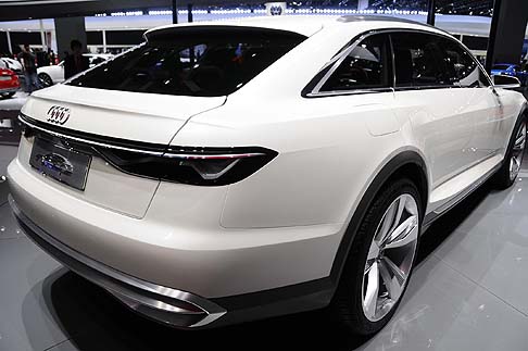 Audi - La propulsione si avvale di un motore 4.0 TFSI, un biturbo V8 sovralimentato, un motore elettrico integrato nel cambio tiptronic a otto rapporti , che erogano fino a 734 CV .