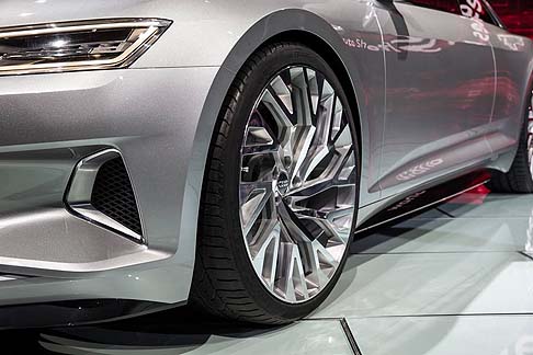 Audi - La fiancata esprime il carattere deciso della concept. I cerchi con dieci razze a Y ritorte conferiscono forza e leggerezza.