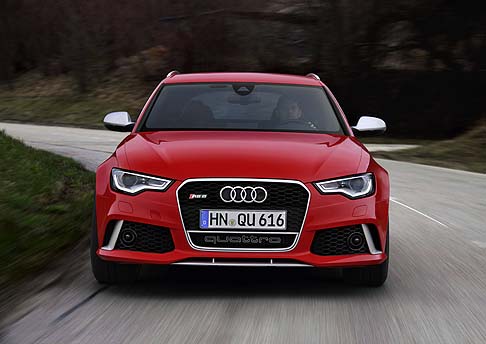 Audi - La potenza della nuova sportiva dei quattro anelli viene sottolineata dai sottoporta allargati, mentre leleganza dinamica  espressa dal cofano motore allungato.