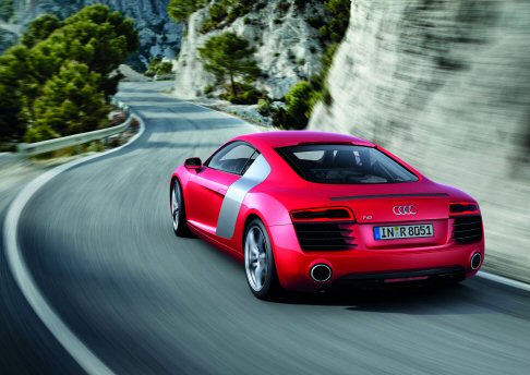 Audi - Ancora pi dinamica grazie al cambio S Tronic, la rinnovata R8, modello di punta dei quattro anelli per le sue doti sportive, non dimentica di aggiornare gli elementi stilistici, sia interni che esterni, e le qualit meccaniche. 