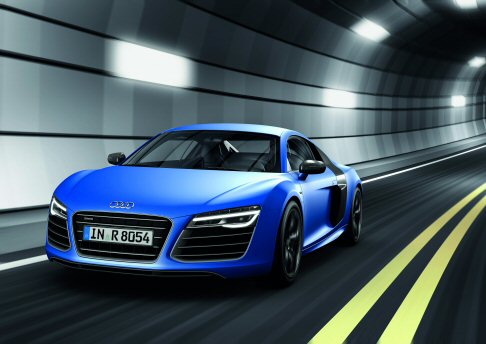Audi - Gli esterni sono stati ulteriormente affinati ed offrono proiettori a LED. Spiccano, inoltre, la griglia single-frame con gli angoli superiori arrotondati, il diffusore di nuovo disegno e i grandi terminali di scarico rotondi. 