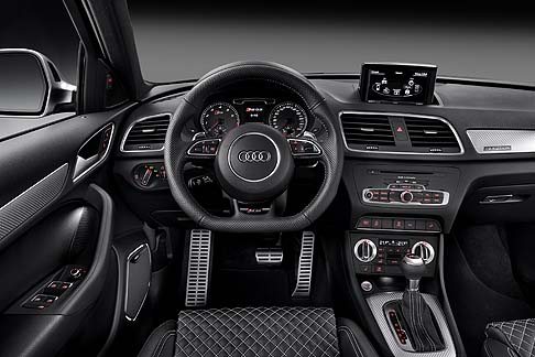 Audi - Rientrano nellequipaggiamento anche i sedili sportivi con logo RS Q3 in rilievo, rivestiti in Alcantara/pelle nera. 
