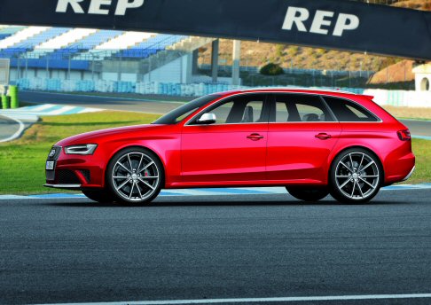 Audi - Il V8 aspirato consente un balzo da 0 a 100 km/h in soli 4,7 secondi, mentre la punta massima registrata  pari a 250 km/h (su richiesta il limite pu essere portato a 280 km/h). 