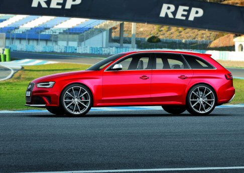 Audi - Il V8 aspirato consente un balzo da 0 a 100 km/h in soli 4,7 secondi, mentre la punta massima registrata  pari a 250 km/h (su richiesta il limite pu essere portato a 280 km/h). 