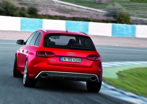 Audi - Il look  sportivo e sottolineato da elementi specifici, come la calandra single-frame di forma esagonale, con griglia a nido dape di colore antracite lucida che riporta il logo RS4.