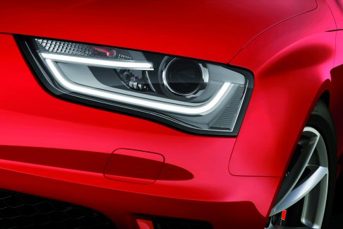 Audi - I gusci degli specchietti retrovisori e i listelli decorativi sono in look alluminio opaco. Sul lato posteriore del tetto  presente infine uno spoiler allungato e due terminali di scarico di forma ellittica. 
