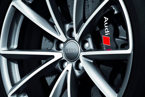 Audi - Al suo interno labitacolo della RS 4 Avant  pervaso da unatmosfera di sportiva eleganza. Gli inserti decorativi di serie sono di carbonio.