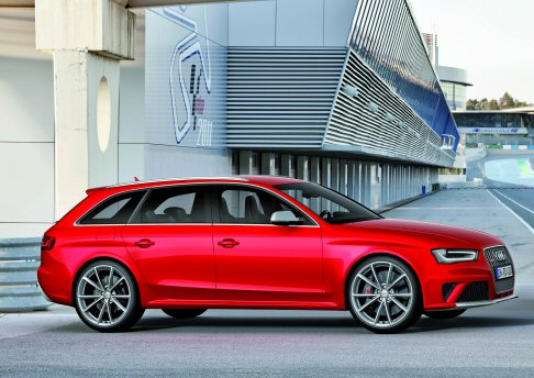 Audi - Nonostante la vocazione ultradinamica, la Audi RS4 rappresenta una soluzione ideale anche per la mobilit quotidiana. Il debutto in listino  previsto per ottobre 2012 con prezzi a partire da 78.500 euro.
